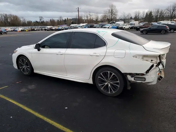 4T1B11HK5JU641586 2018 TOYOTA CAMRY - Image 2