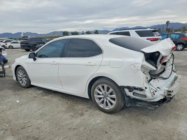 4T1B11HK5JU643256 2018 TOYOTA CAMRY - Image 2