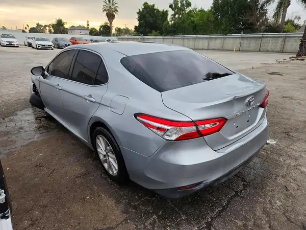 4T1B11HK5JU644438 2018 TOYOTA CAMRY - Image 2