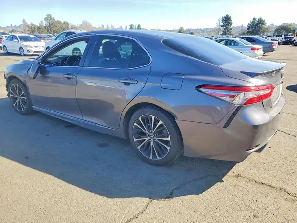 4T1B11HK5JU646500 2018 TOYOTA CAMRY - Image 2