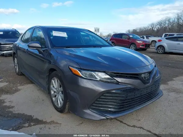 4T1B11HK5JU647663 2018 TOYOTA CAMRY - Image 1