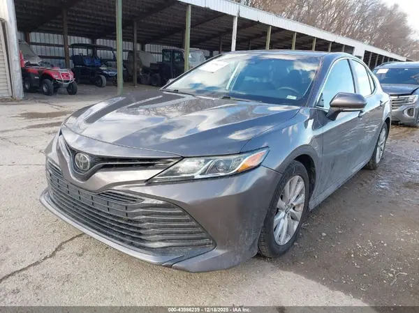 4T1B11HK5JU647663 2018 TOYOTA CAMRY - Image 2