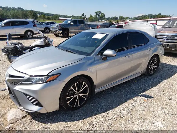 4T1B11HK5JU648893 2018 TOYOTA CAMRY - Image 2