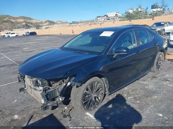 4T1B11HK5JU648960 2018 TOYOTA CAMRY - Image 2