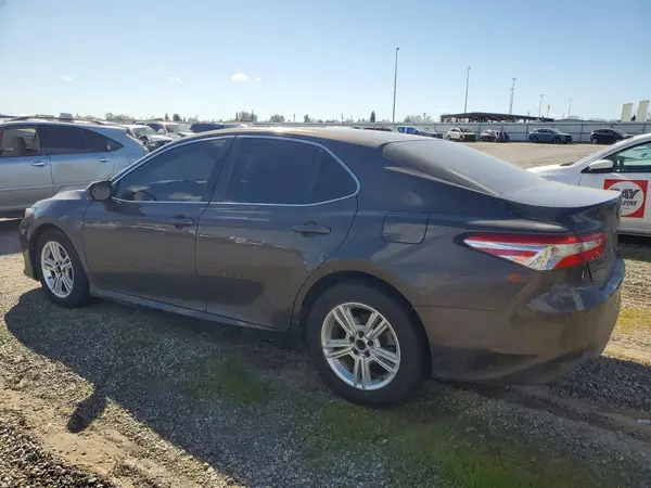 4T1B11HK5JU651776 2018 TOYOTA CAMRY - Image 2