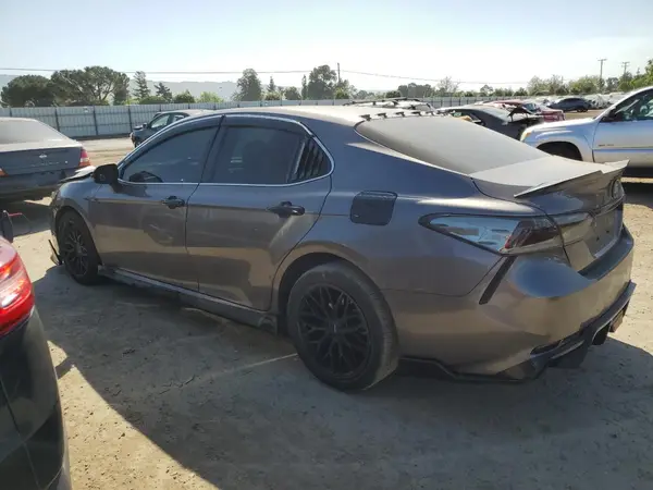 4T1B11HK5JU663278 2018 TOYOTA CAMRY - Image 2