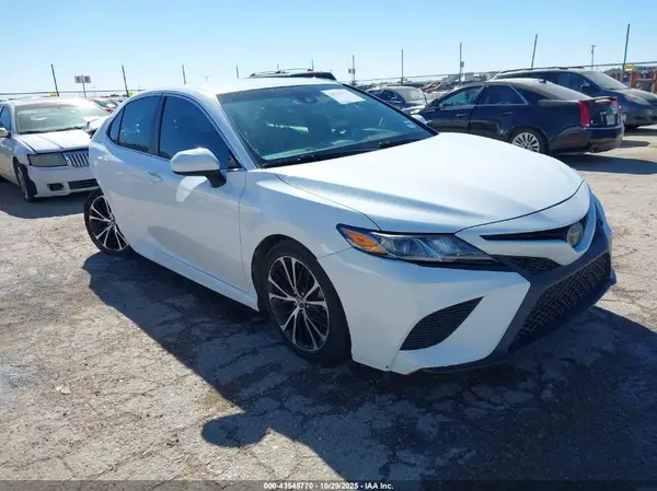 4T1B11HK5JU667203 2018 TOYOTA CAMRY - Image 1