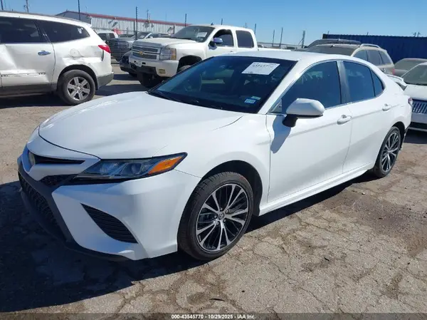 4T1B11HK5JU667203 2018 TOYOTA CAMRY - Image 2