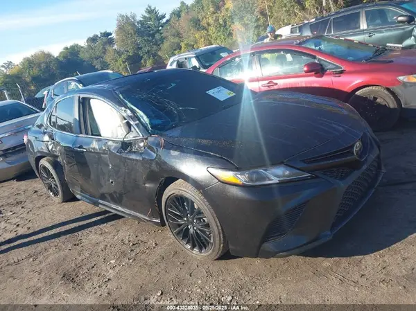 4T1B11HK5JU667704 2018 TOYOTA CAMRY - Image 1