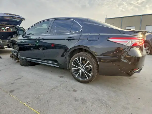 4T1B11HK5JU670859 2018 TOYOTA CAMRY - Image 2