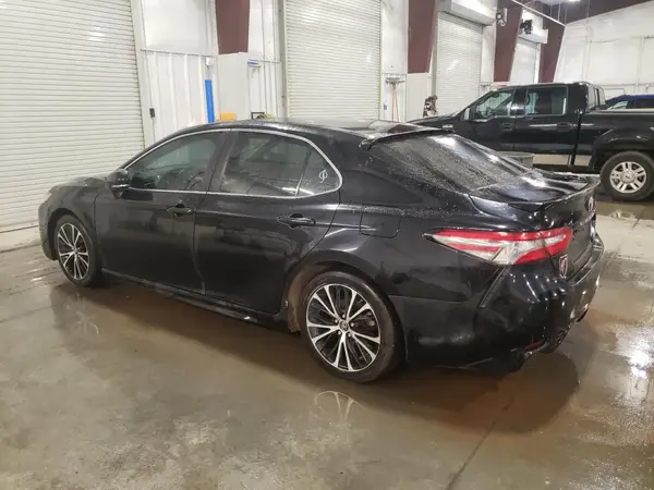 4T1B11HK5JU672885 2018 TOYOTA CAMRY - Image 2