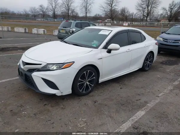 4T1B11HK5JU674586 2018 TOYOTA CAMRY - Image 2