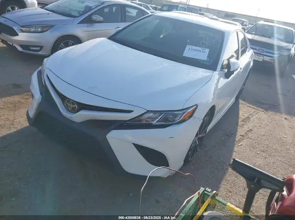 4T1B11HK5JU677813 2018 TOYOTA CAMRY - Image 2