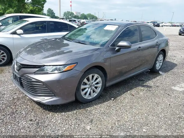 4T1B11HK5KU685573 2019 TOYOTA CAMRY - Image 2