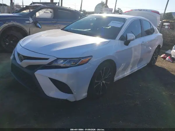 4T1B11HK5KU817795 2019 TOYOTA CAMRY - Image 2