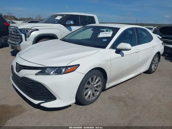 4T1B11HK6JU004772 2018 TOYOTA CAMRY - Image 2