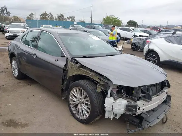 4T1B11HK6JU005131 2018 TOYOTA CAMRY - Image 1