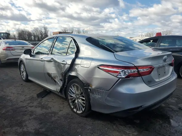 4T1B11HK6JU005596 2018 TOYOTA CAMRY - Image 2