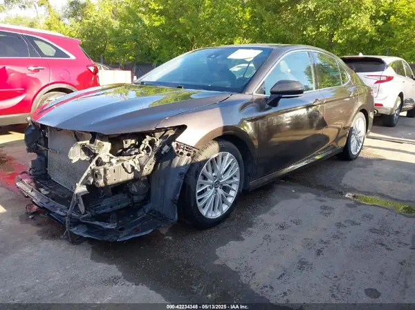 4T1B11HK6JU005761 2018 TOYOTA CAMRY - Image 2