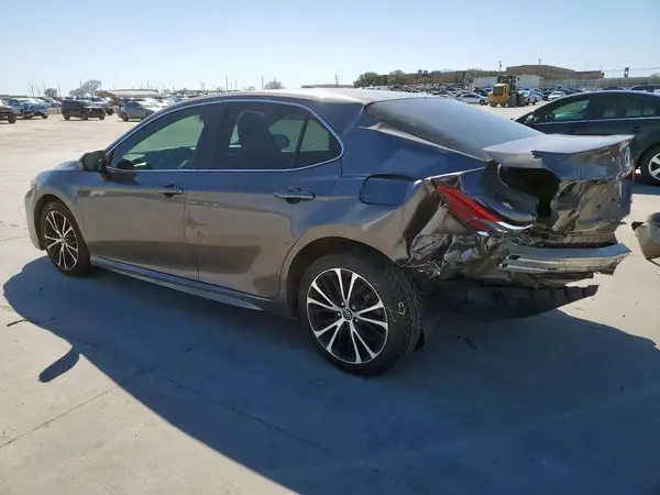 4T1B11HK6JU006795 2018 TOYOTA CAMRY - Image 2