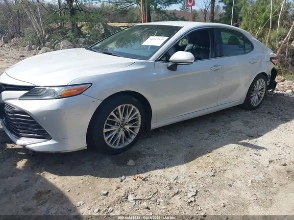 4T1B11HK6JU006859 2018 TOYOTA CAMRY - Image 2
