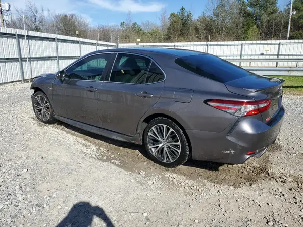 4T1B11HK6JU007008 2018 TOYOTA CAMRY - Image 2