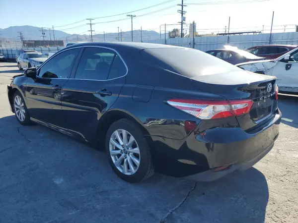 4T1B11HK6JU007624 2018 TOYOTA CAMRY - Image 2