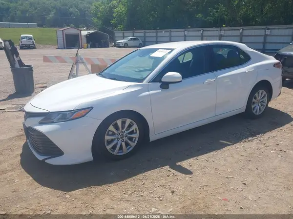 4T1B11HK6JU009051 2018 TOYOTA CAMRY - Image 2