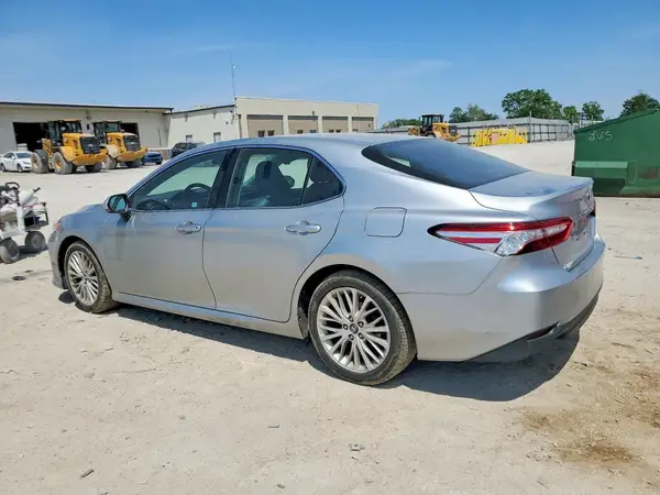 4T1B11HK6JU009678 2018 TOYOTA CAMRY - Image 2