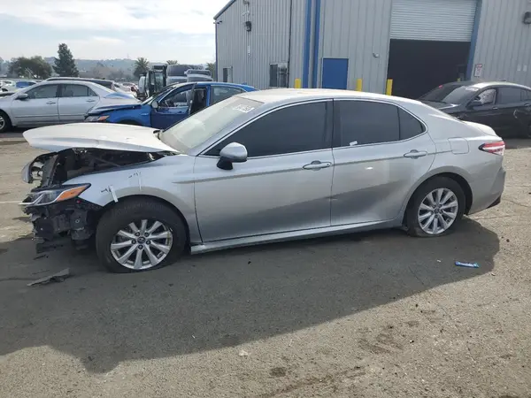 4T1B11HK6JU009714 2018 TOYOTA CAMRY - Image 1