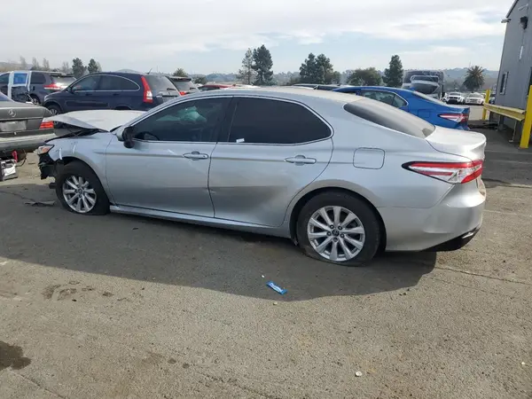 4T1B11HK6JU009714 2018 TOYOTA CAMRY - Image 2