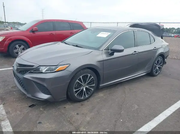 4T1B11HK6JU010197 2018 TOYOTA CAMRY - Image 2