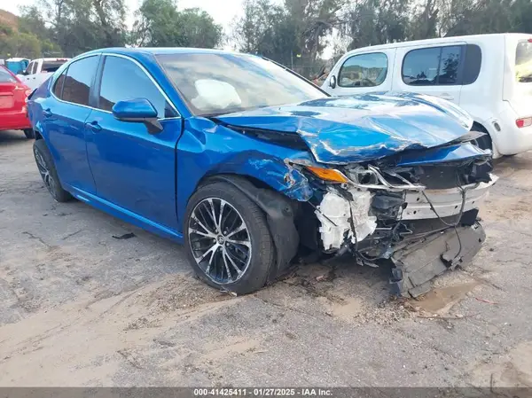 4T1B11HK6JU010202 2018 TOYOTA CAMRY - Image 1