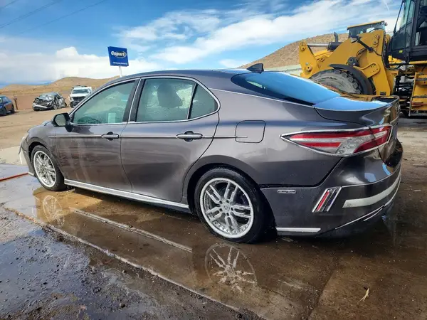 4T1B11HK6JU010961 2018 TOYOTA CAMRY - Image 2