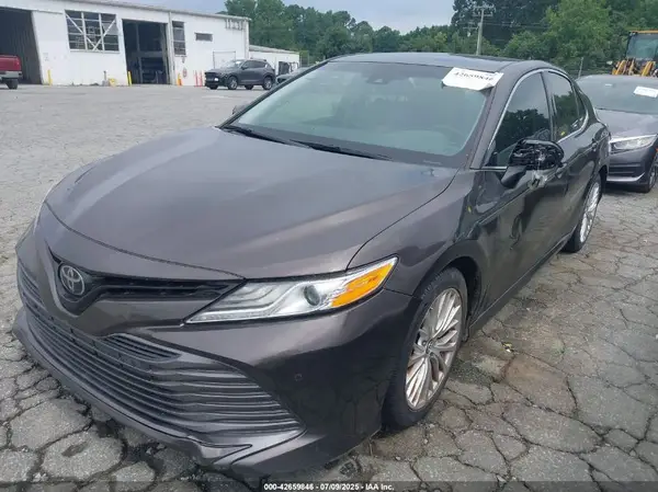 4T1B11HK6JU011429 2018 TOYOTA CAMRY - Image 2