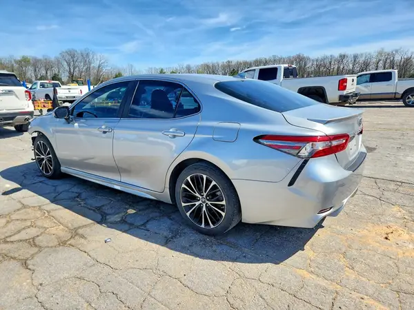 4T1B11HK6JU017120 2018 TOYOTA CAMRY - Image 2