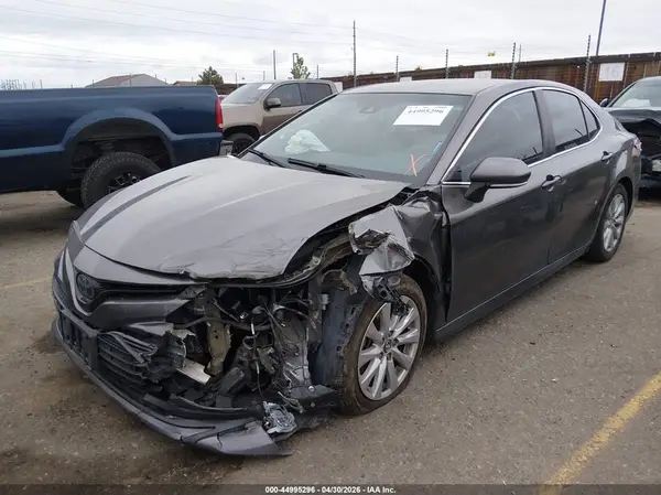 4T1B11HK6JU019398 2018 TOYOTA CAMRY - Image 2