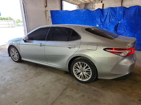 4T1B11HK6JU022768 2018 TOYOTA CAMRY - Image 2