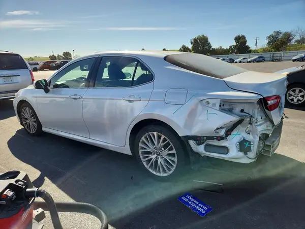 4T1B11HK6JU026593 2018 TOYOTA CAMRY - Image 2