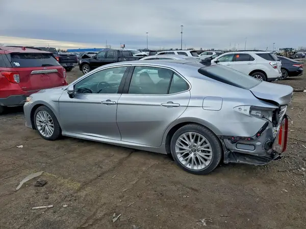 4T1B11HK6JU028215 2018 TOYOTA CAMRY - Image 2