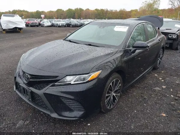 4T1B11HK6JU030501 2018 TOYOTA CAMRY - Image 2