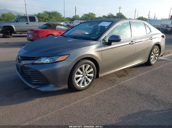 4T1B11HK6JU031342 2018 TOYOTA CAMRY - Image 2