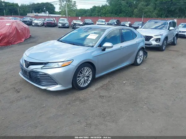 4T1B11HK6JU033107 2018 TOYOTA CAMRY - Image 2