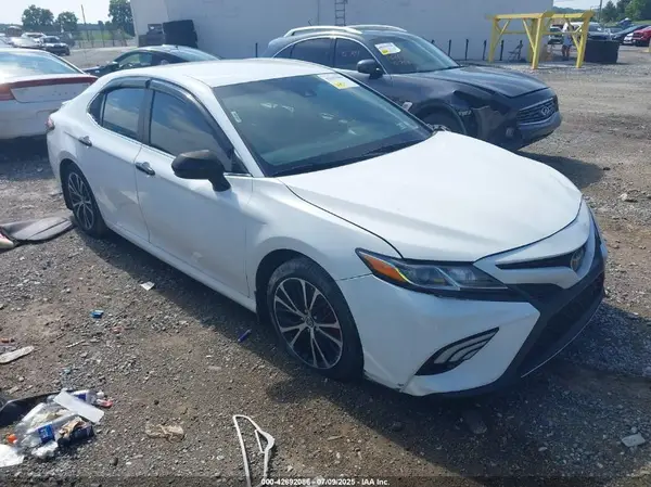 4T1B11HK6JU037948 2018 TOYOTA CAMRY - Image 1