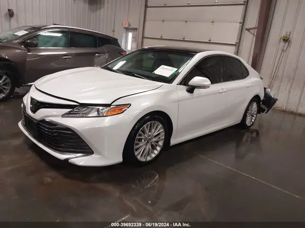 4T1B11HK6JU040204 2018 TOYOTA CAMRY - Image 2