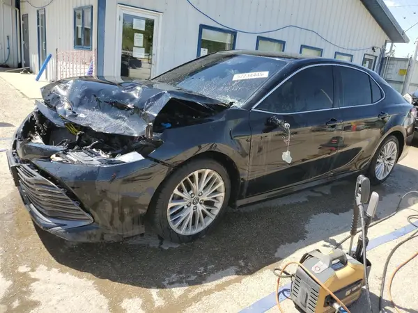 4T1B11HK6JU045337 2018 TOYOTA CAMRY - Image 1
