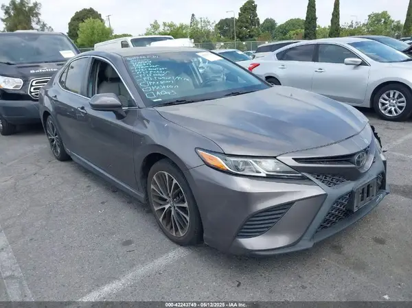 4T1B11HK6JU048982 2018 TOYOTA CAMRY - Image 1