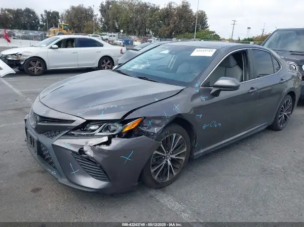 4T1B11HK6JU048982 2018 TOYOTA CAMRY - Image 2