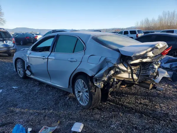 4T1B11HK6JU049047 2018 TOYOTA CAMRY - Image 2