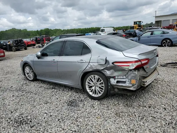 4T1B11HK6JU049677 2018 TOYOTA CAMRY - Image 2